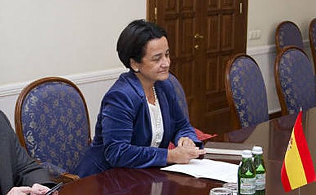 Albares anuncia la salida de Kiev de la embajadora junto con un centenar de españoles