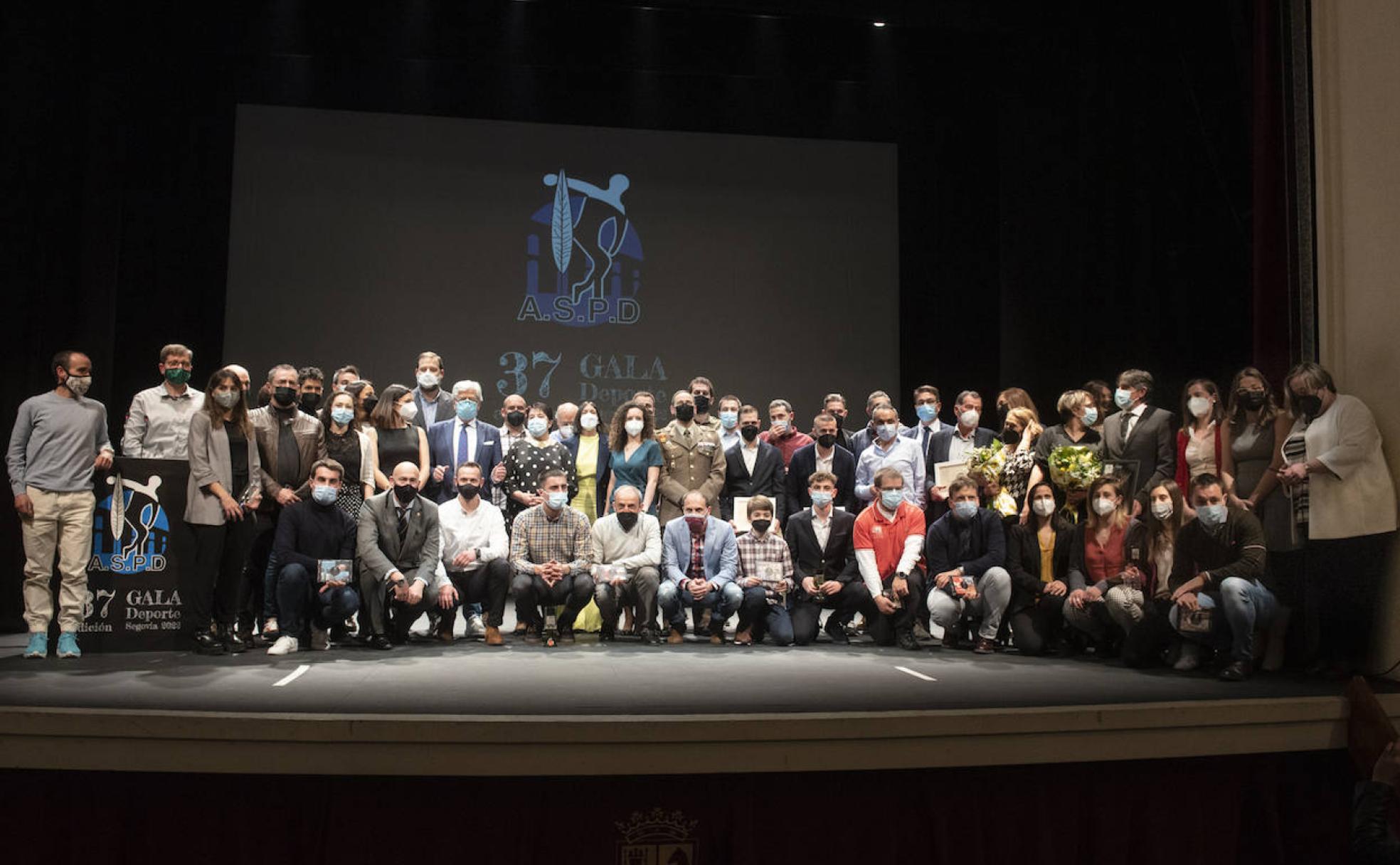 Galardonados durante la gala posan sobre el escenario del teatro Juan Bravo.
