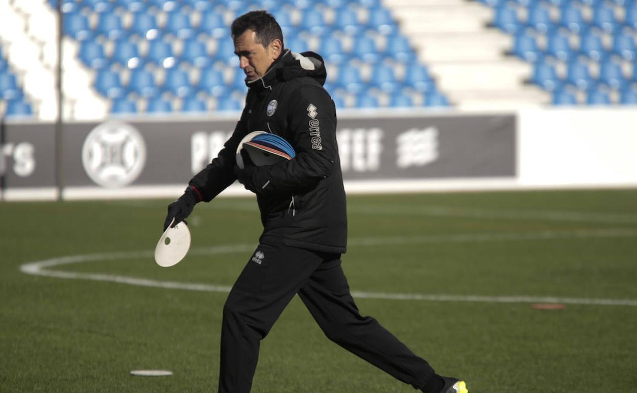 El técnico de Unionistas, Dani Mori, en un entrenamiento. 