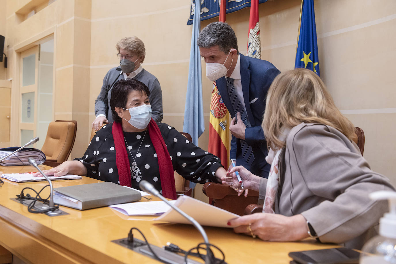 La alcaldesa de Segovia, Clara Luquero, charla con sus concejales Andrés Torquemada y Raquel de Frutos antes del pleno. 