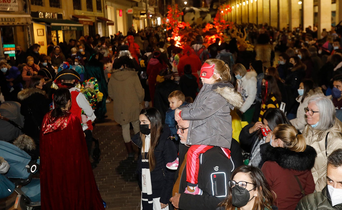 El desfile de Carnaval inunda Palencia de alegría e ilusión