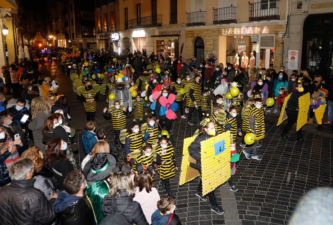 El desfile de Carnaval inunda Palencia de alegría e ilusión