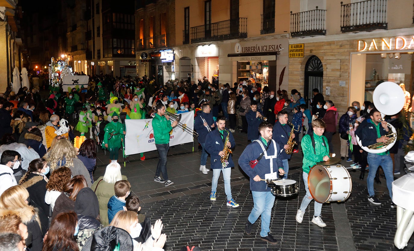 El desfile de Carnaval inunda Palencia de alegría e ilusión