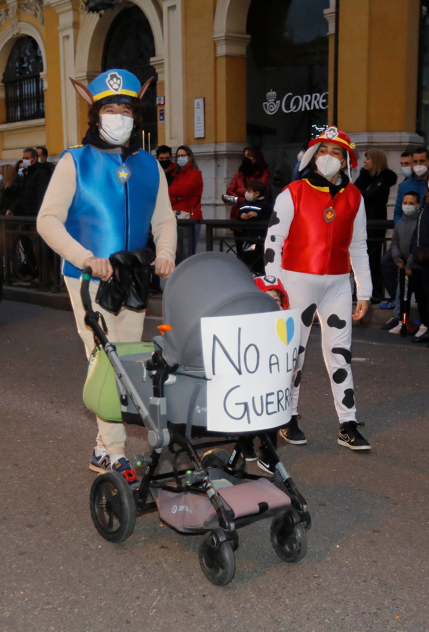 El desfile de Carnaval inunda Palencia de alegría e ilusión