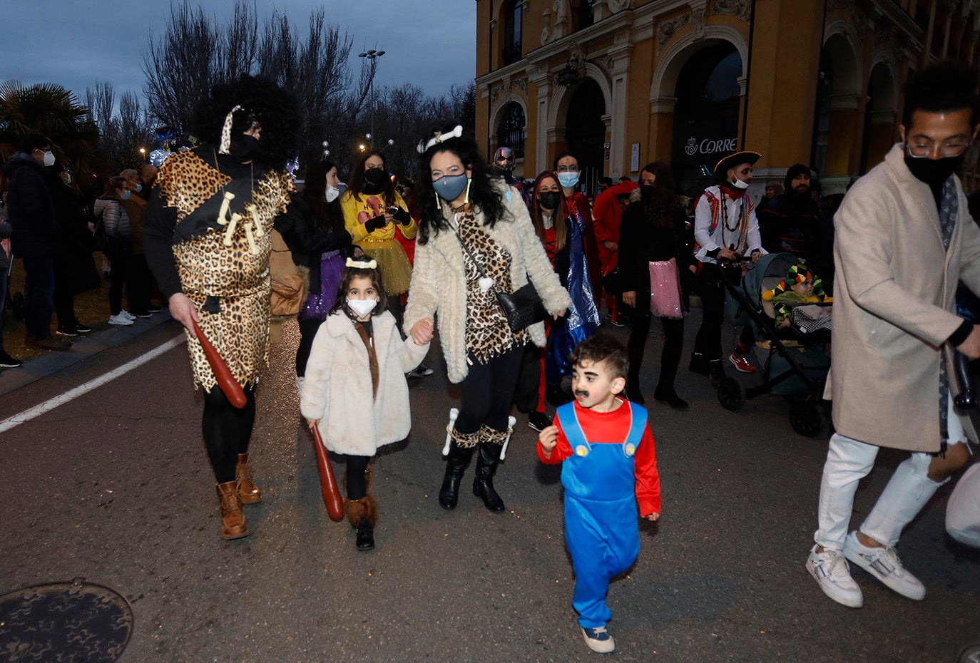 El desfile de Carnaval inunda Palencia de alegría e ilusión