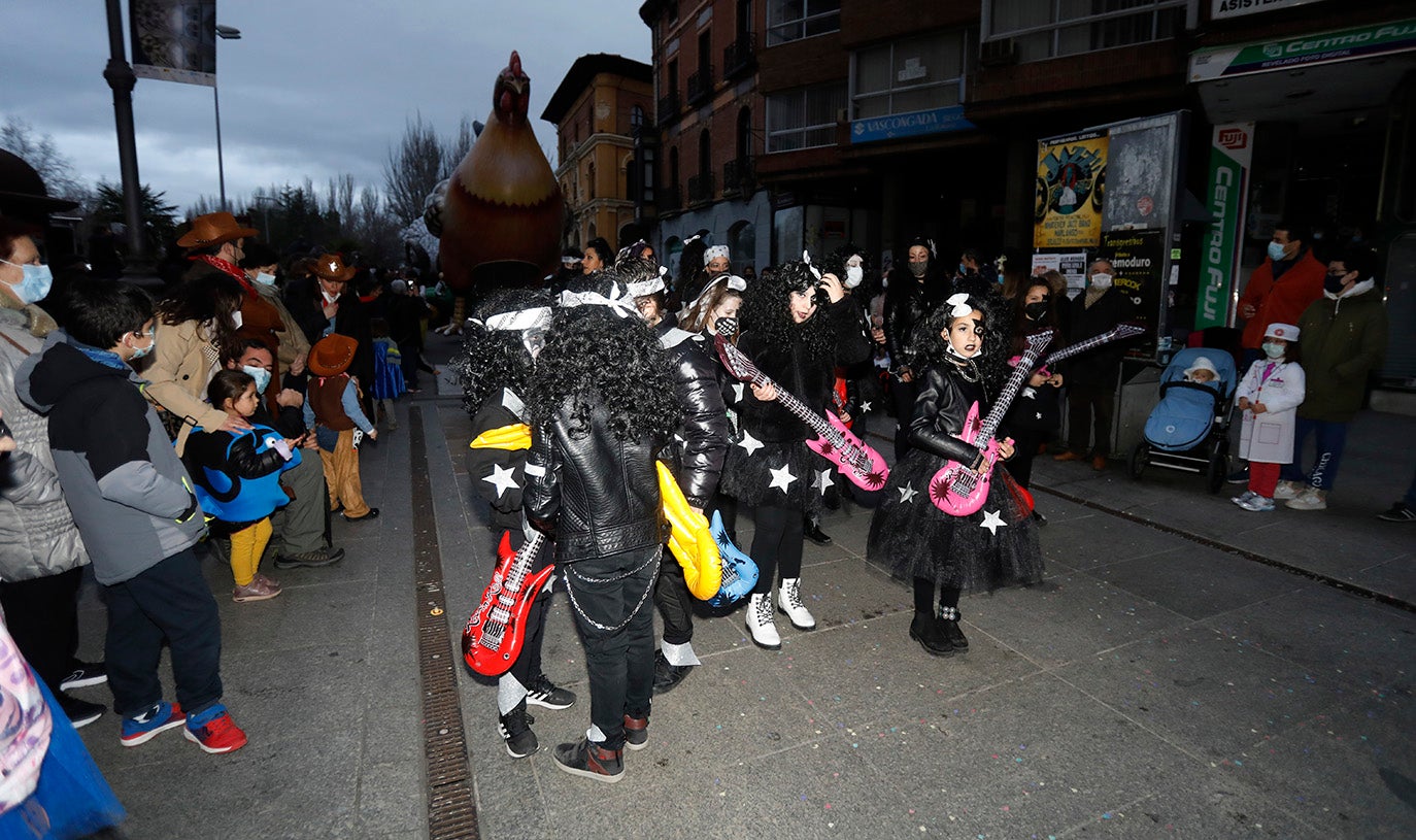 El desfile de Carnaval inunda Palencia de alegría e ilusión