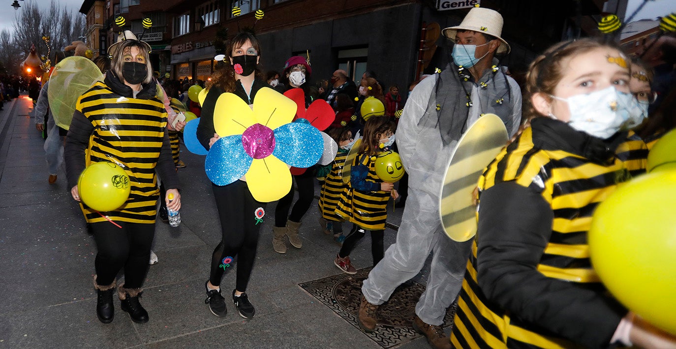 El desfile de Carnaval inunda Palencia de alegría e ilusión