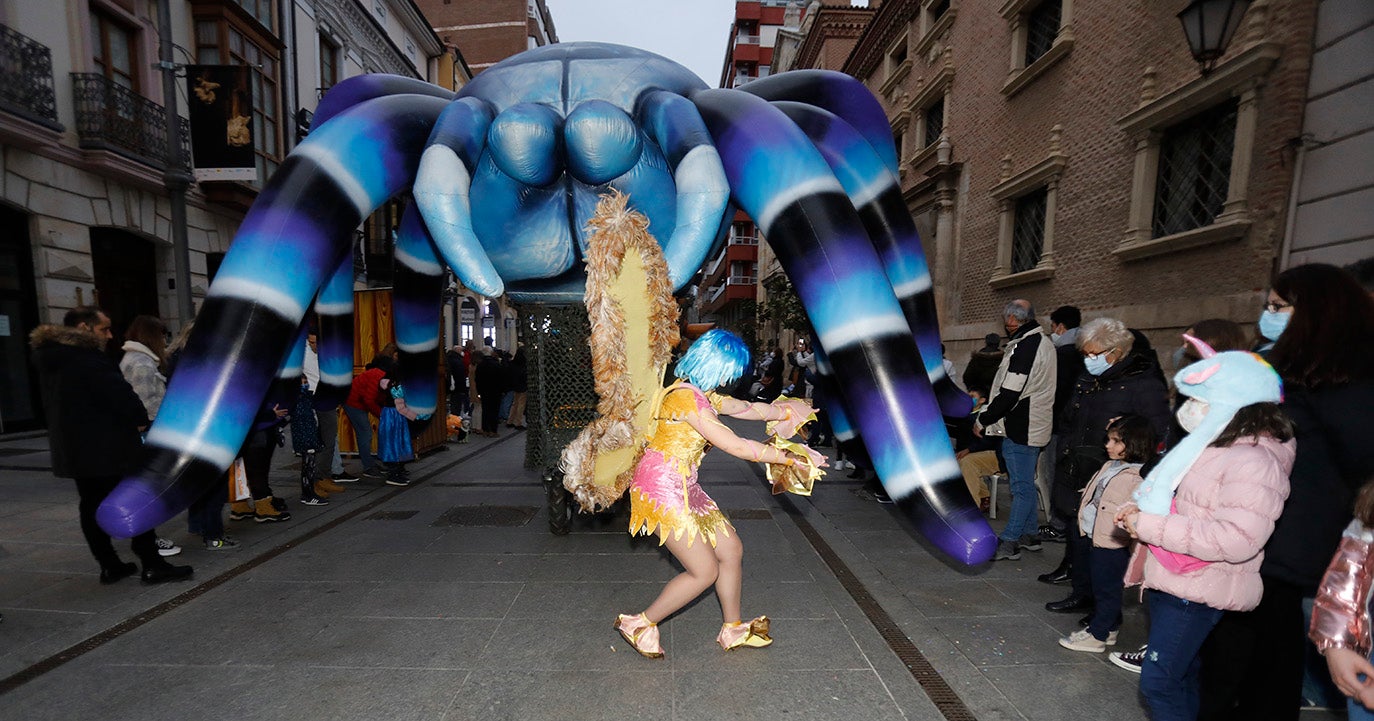 El desfile de Carnaval inunda Palencia de alegría e ilusión