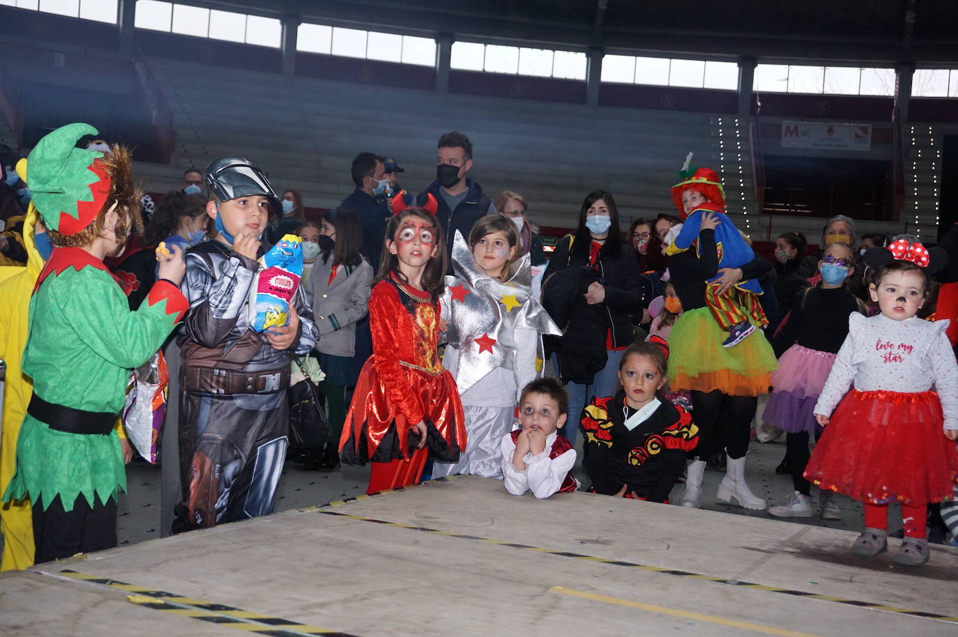 Participantes en el concurso de disfraces de Arroyo.