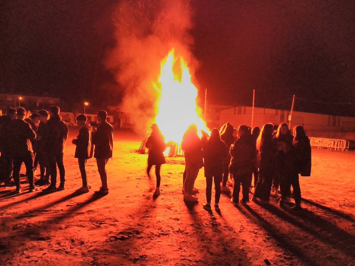 En Pedrajas de San Esteban caída la noche los protagonistas fueron los quintos, que encendieron la tradicional hoguera.