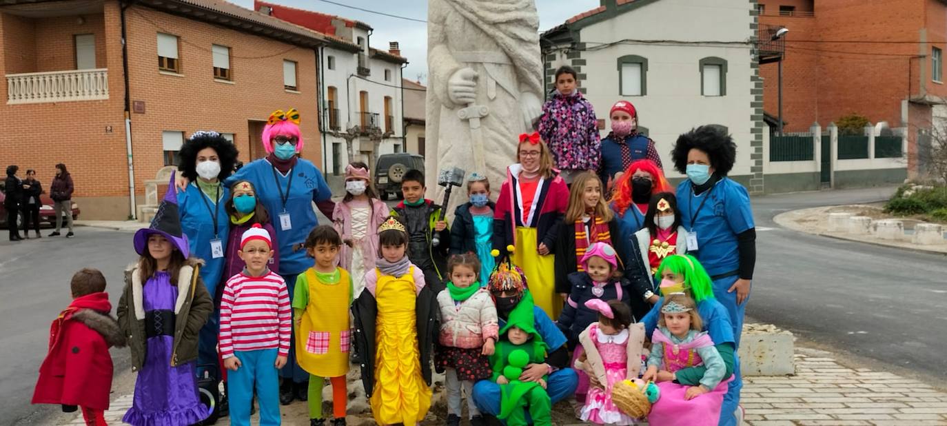 Foto de grupo en el carnaval de Wamba.