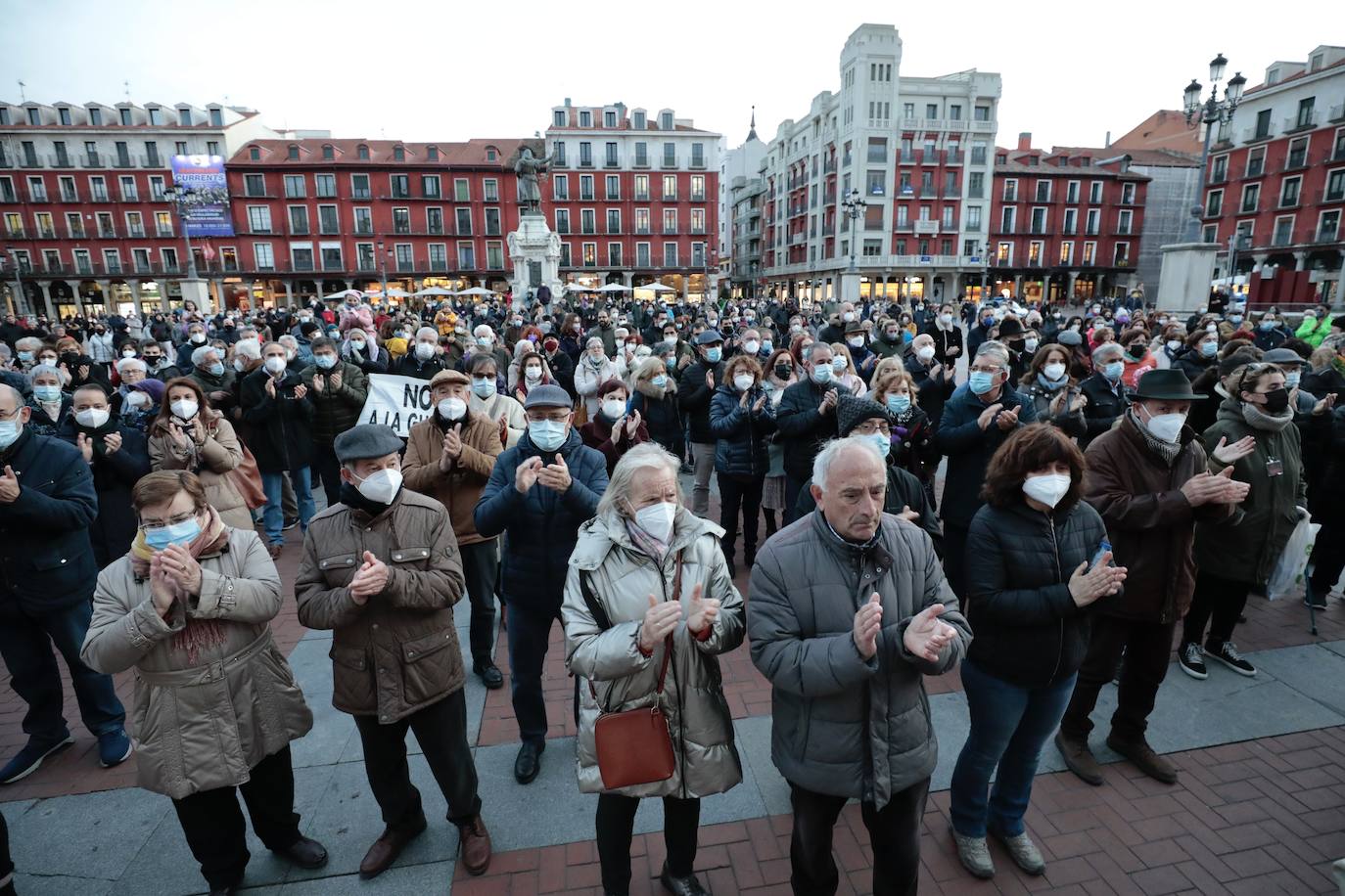 Fotos: Concentración contra la guerra en Ucrania, plaza Mayor Valladolid