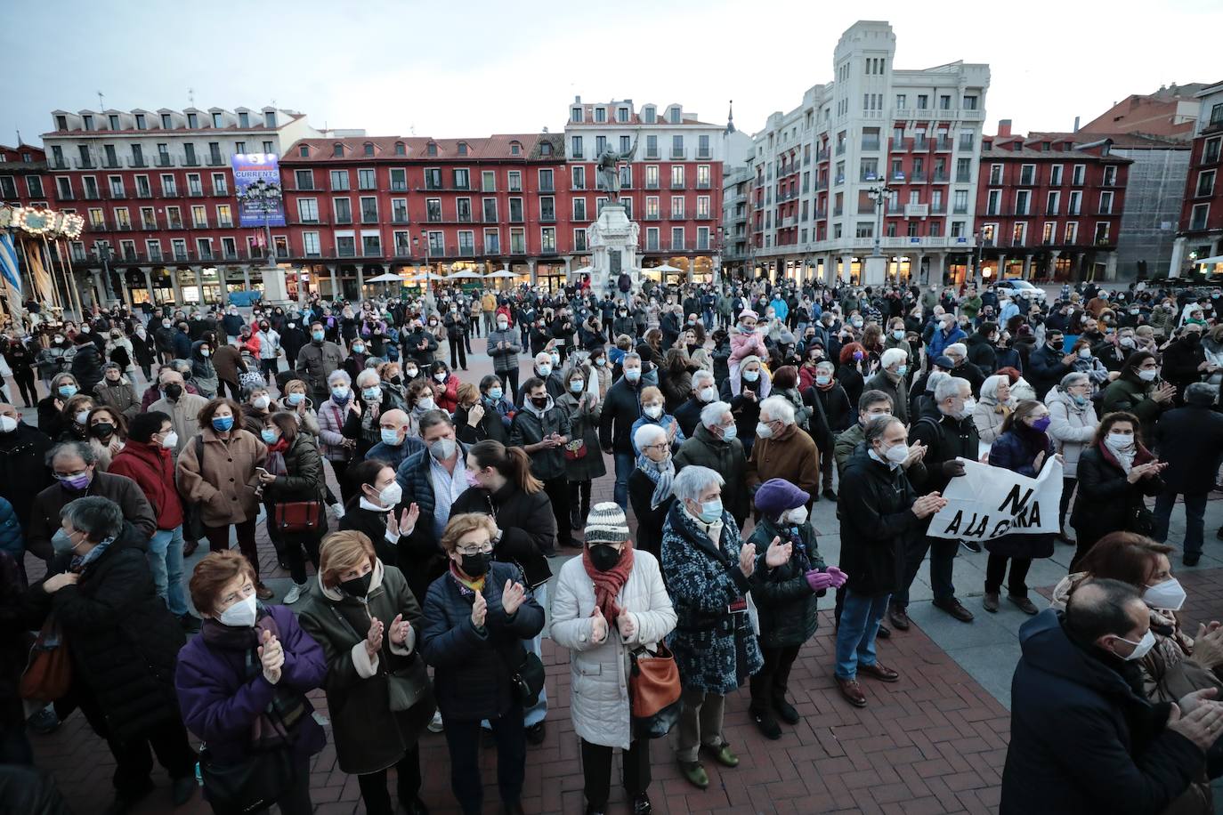 Fotos: Concentración contra la guerra en Ucrania, plaza Mayor Valladolid