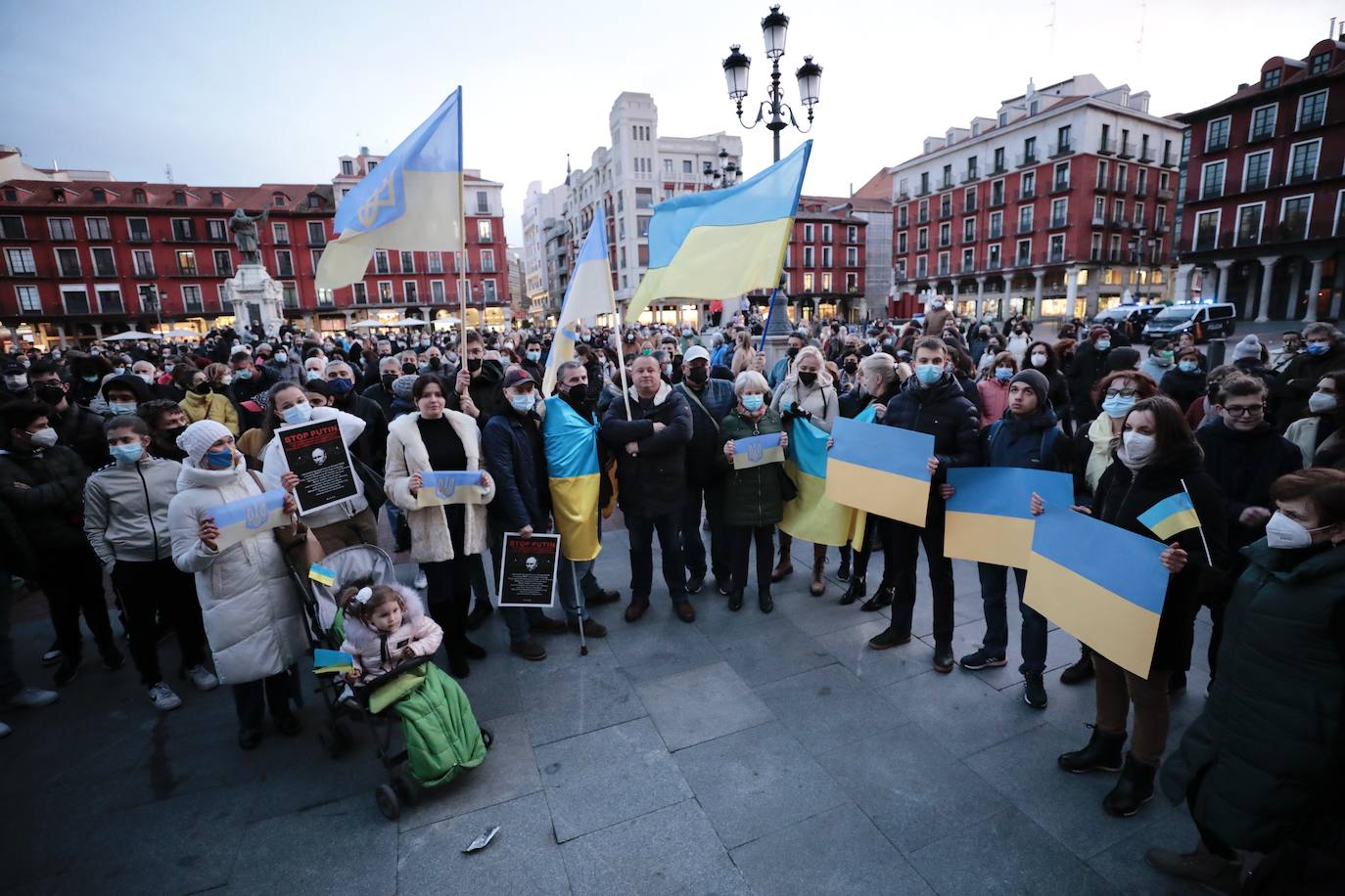 Fotos: Concentración contra la guerra en Ucrania, plaza Mayor Valladolid