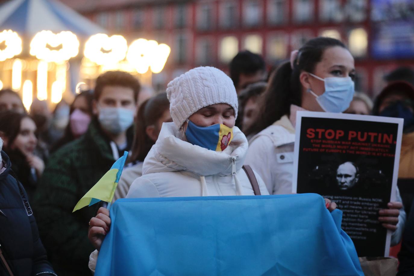 Fotos: Concentración contra la guerra en Ucrania, plaza Mayor Valladolid