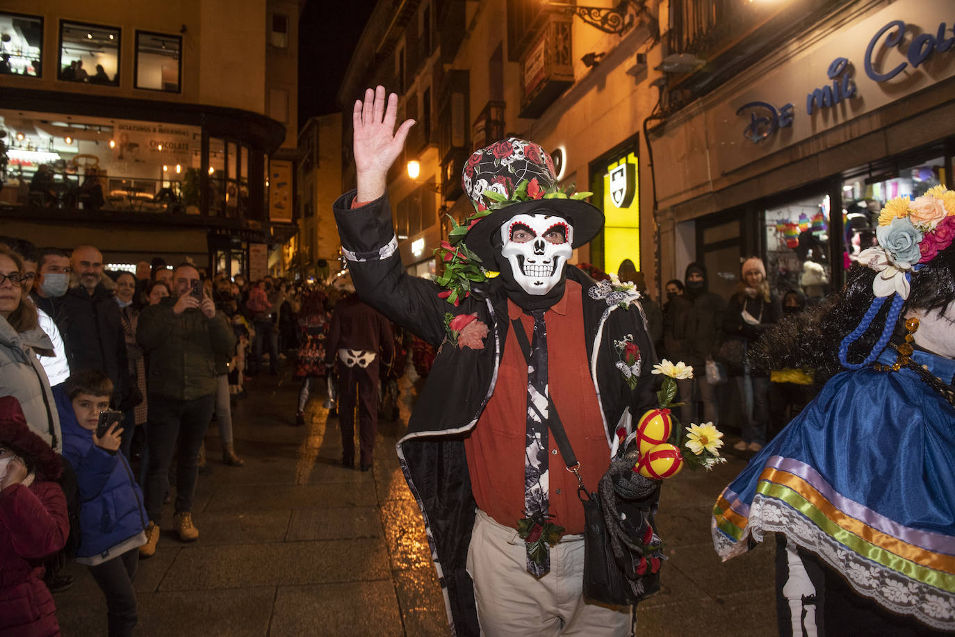 Uno de los integrantes de la comparsa Vacceos, durante el desfile de este sábado.