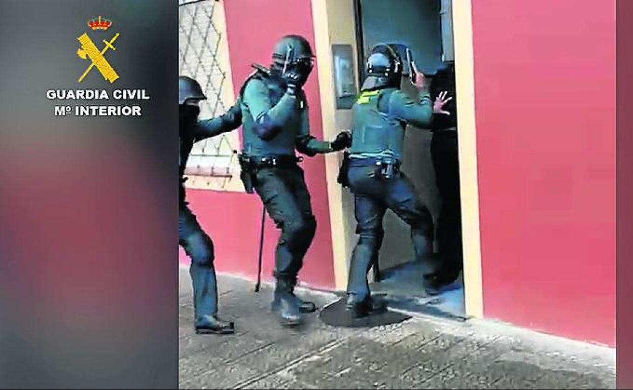 Registro en uno de los domicilios de los detenidos.