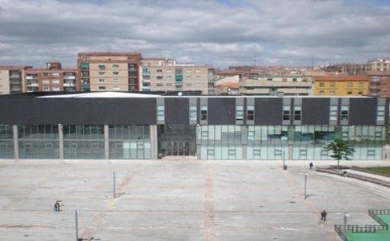 El Centro Municipal Integrado Julián Sánchez 'El Charro', es uno de los lugares donde se intalarán estos paneles. 
