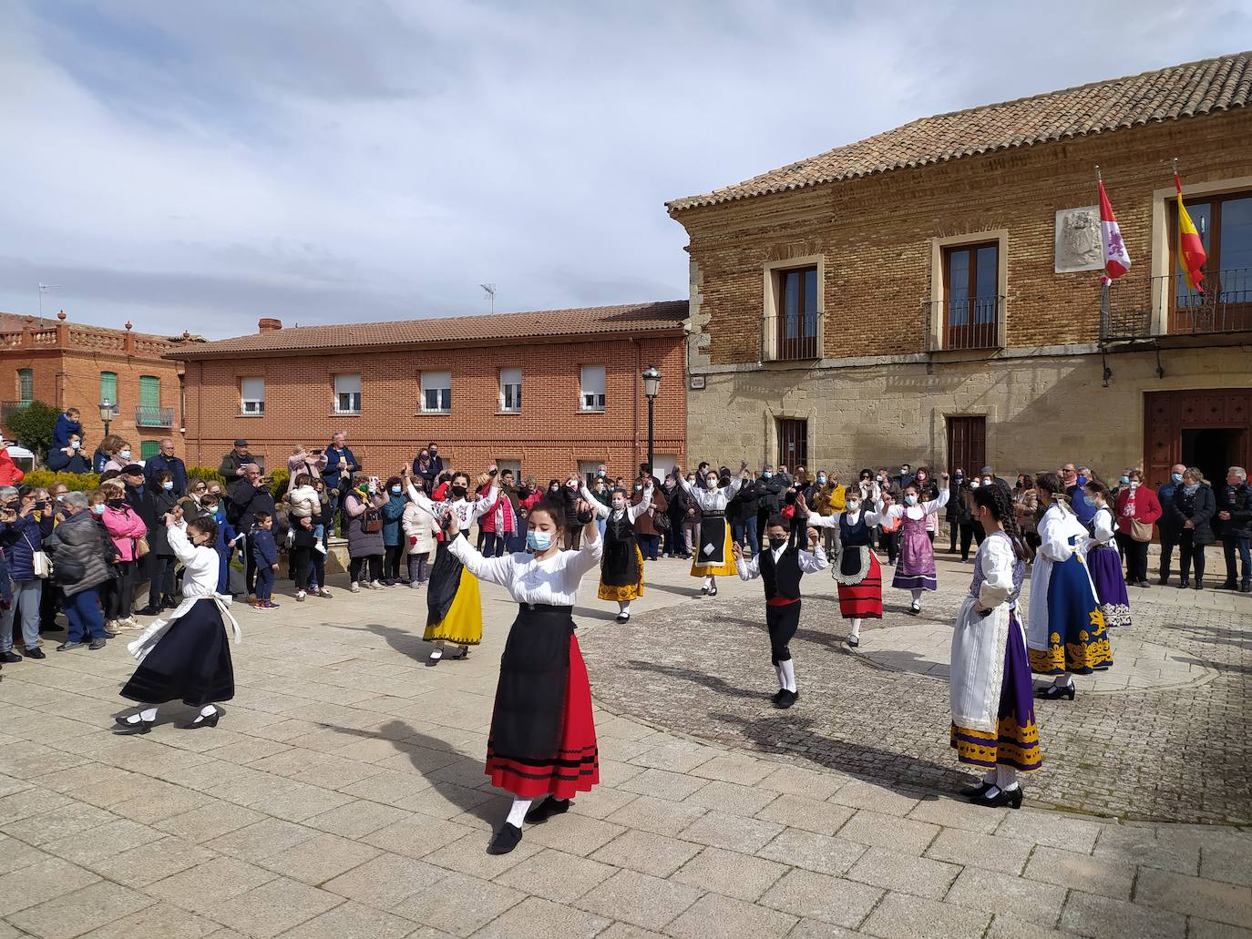 Los grupos de danzas de Medina de Rioseco y de paloteo Nuevas Raíces, de Torrelobatón, amenizaron la jornada. 