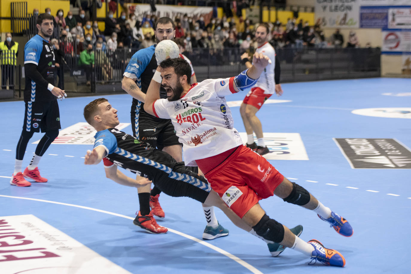 Gonzalo Carró lanza a portería durante el partido de este sábado.