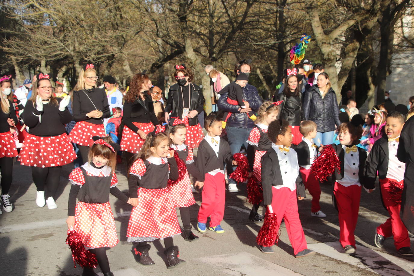 Niños disfrazados durante el desfile de Cuéllar.