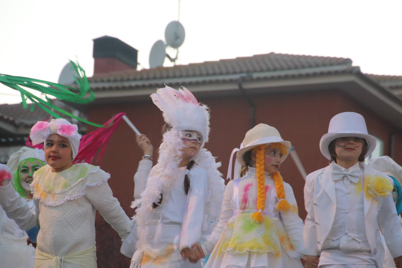 Niños disfrazados durante el desfile de Cuéllar.