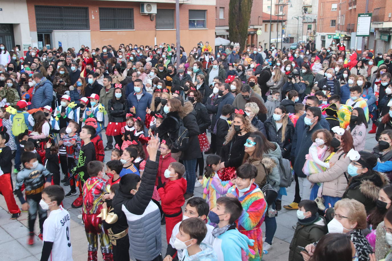 Niños disfrazados durante el desfile de Cuéllar.