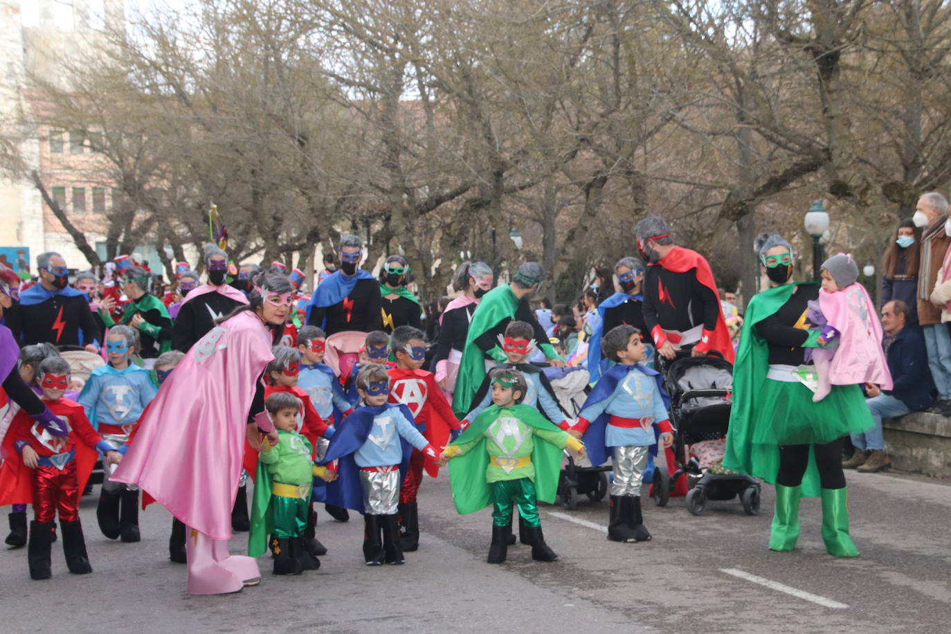 Niños disfrazados durante el desfile de Cuéllar.