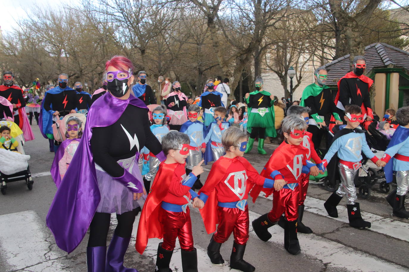 Niños disfrazados durante el desfile de Cuéllar.