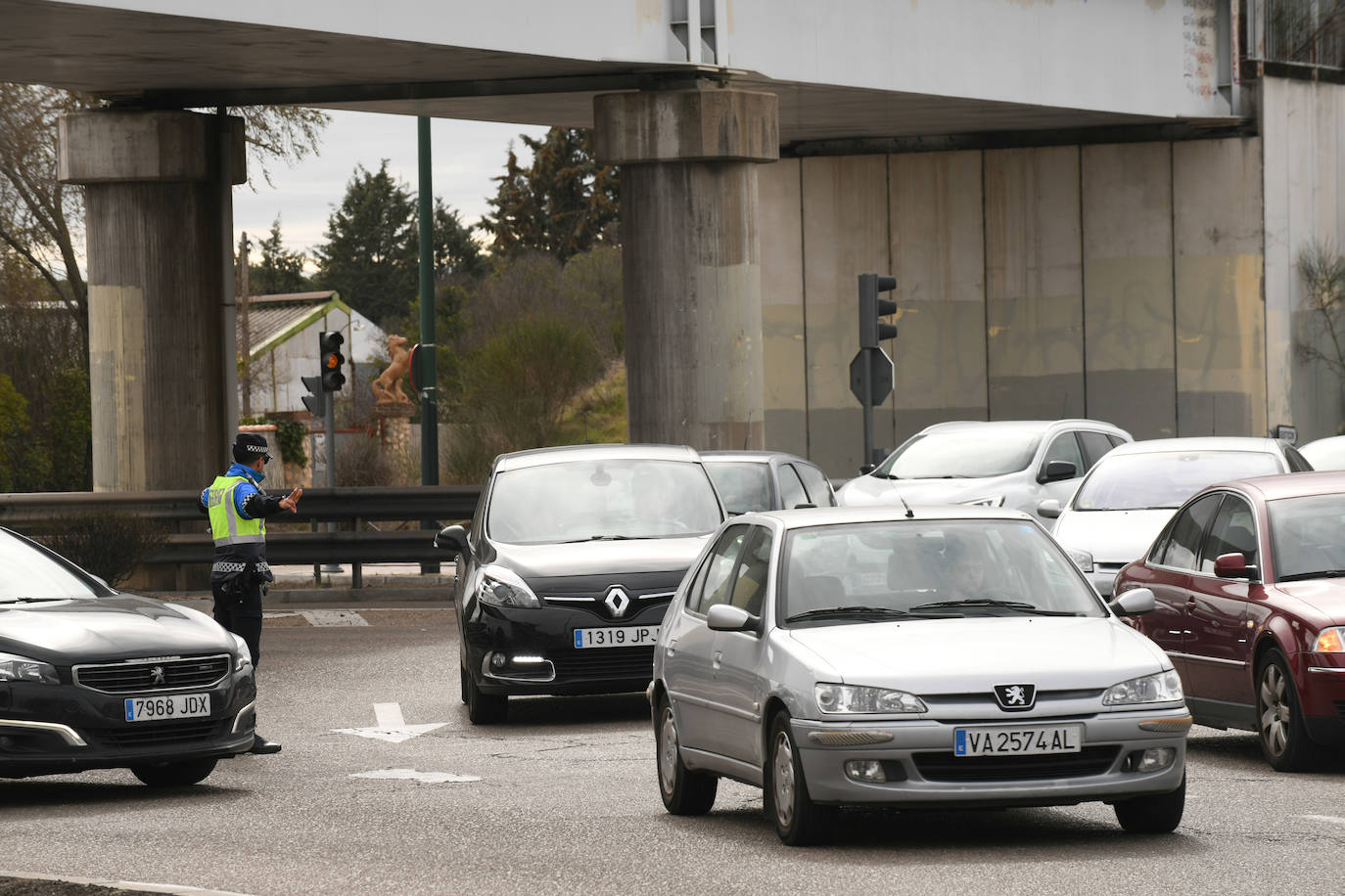Fotos: La Policía Local de Valladolid regula el tráfico en la rotonda de San Agustín