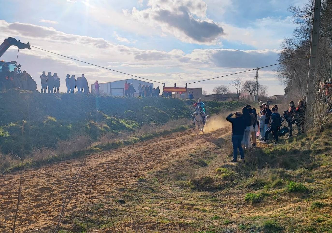 Fotos: Los quintos de Tordehumos y Villafrechós renuevan la tradición del Domingo Gordo