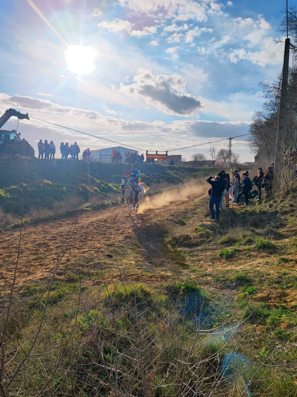 Fotos: Los quintos de Tordehumos y Villafrechós renuevan la tradición del Domingo Gordo