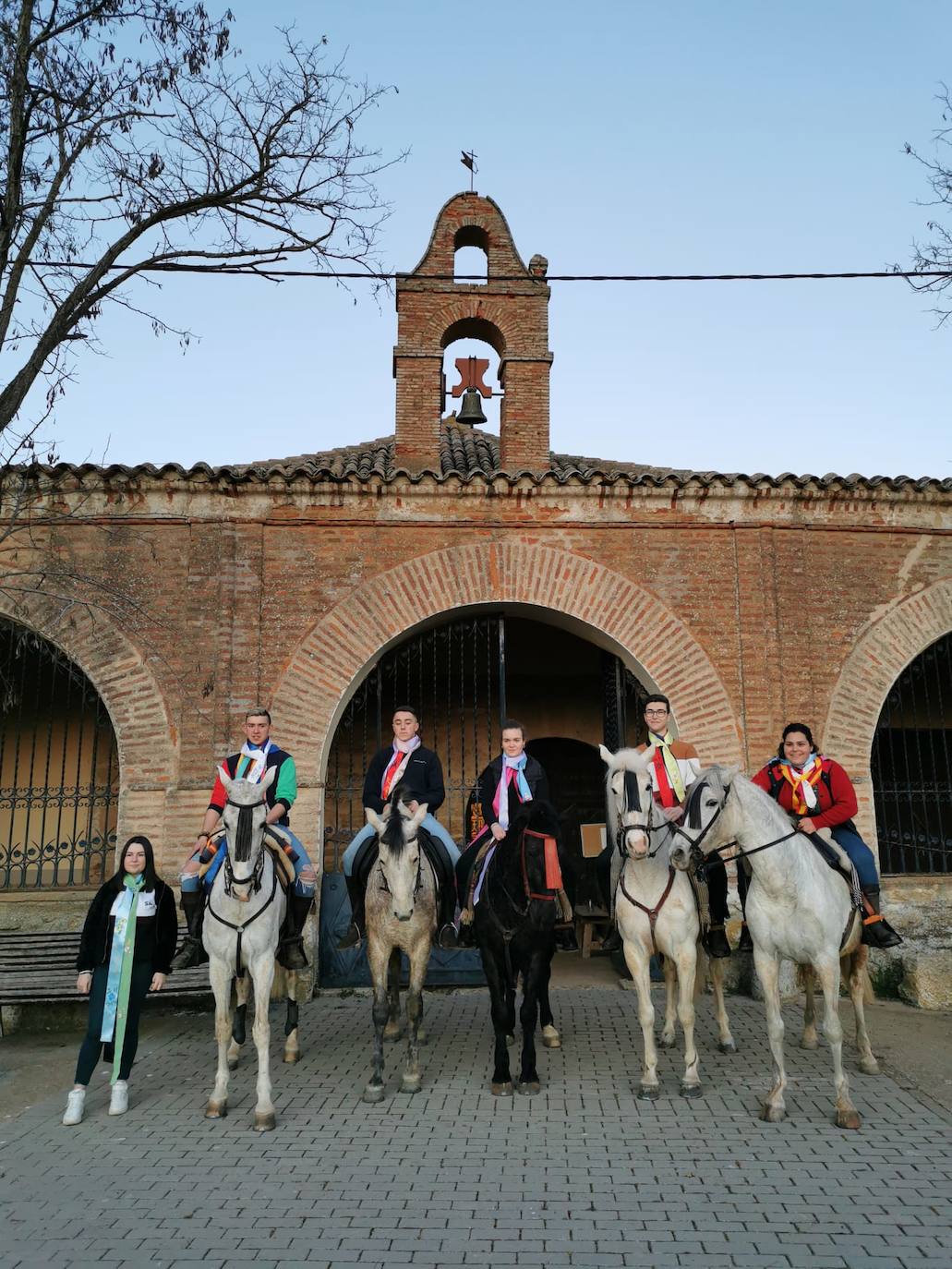 Fotos: Los quintos de Tordehumos y Villafrechós renuevan la tradición del Domingo Gordo