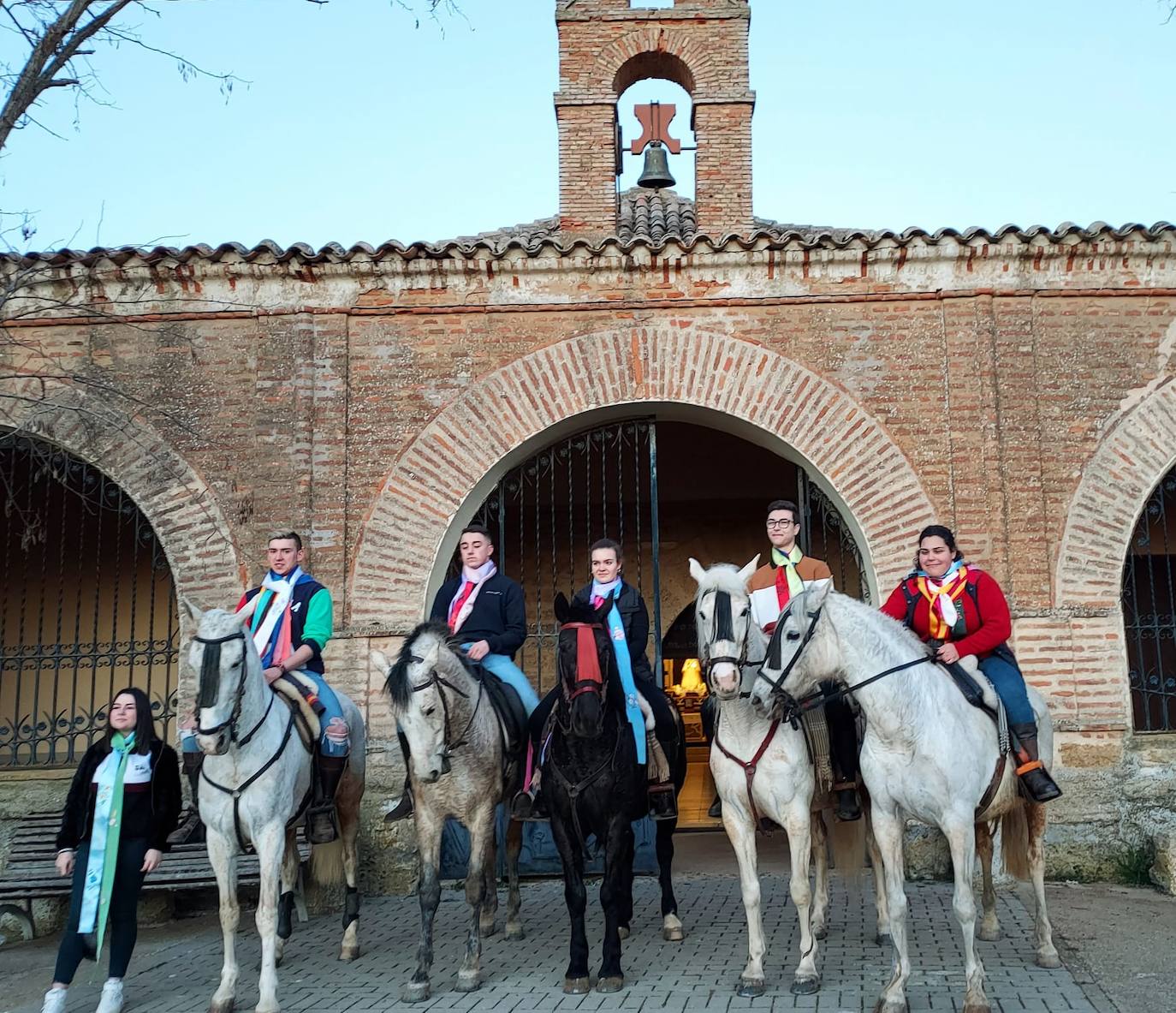 Fotos: Los quintos de Tordehumos y Villafrechós renuevan la tradición del Domingo Gordo