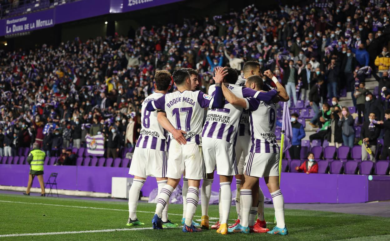 Los jugadores blanquivioletas celebran un gol. 