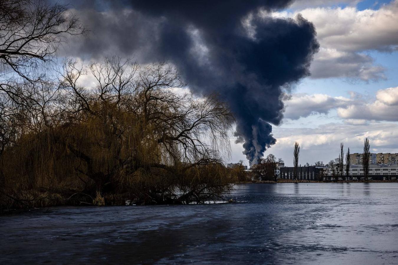 Una columna de humo sale de un edificio de Vasylkiv tras un ataque ruso