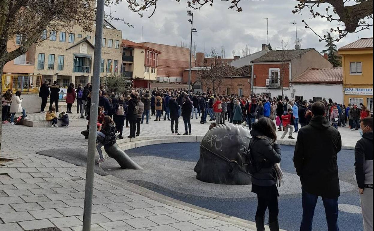 Vecinos durante la concentración en contra de la ocupación ilegal en La Cistérniga 