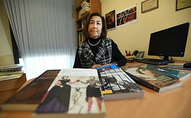 La profesora Torremocha, en su despacho de la Universidad de Valladolid, el mismo en el que trabajó su referencia universitaria, el cronista Teófanes Egido.