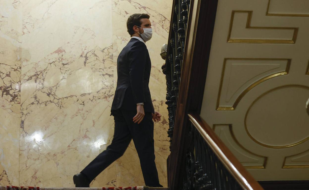 Pablo Casado abandona el hemiciclo del Congreso después de su última intervención.