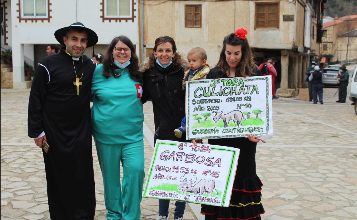 Algunas personas disfrazadas en los Carnavales de Villanueva del Conde. 