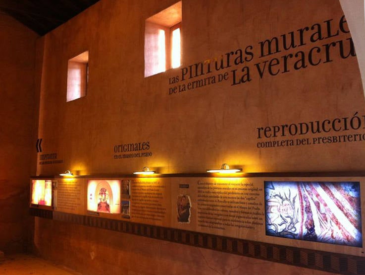 Explicación sobre las pinturas murales de la ermita.