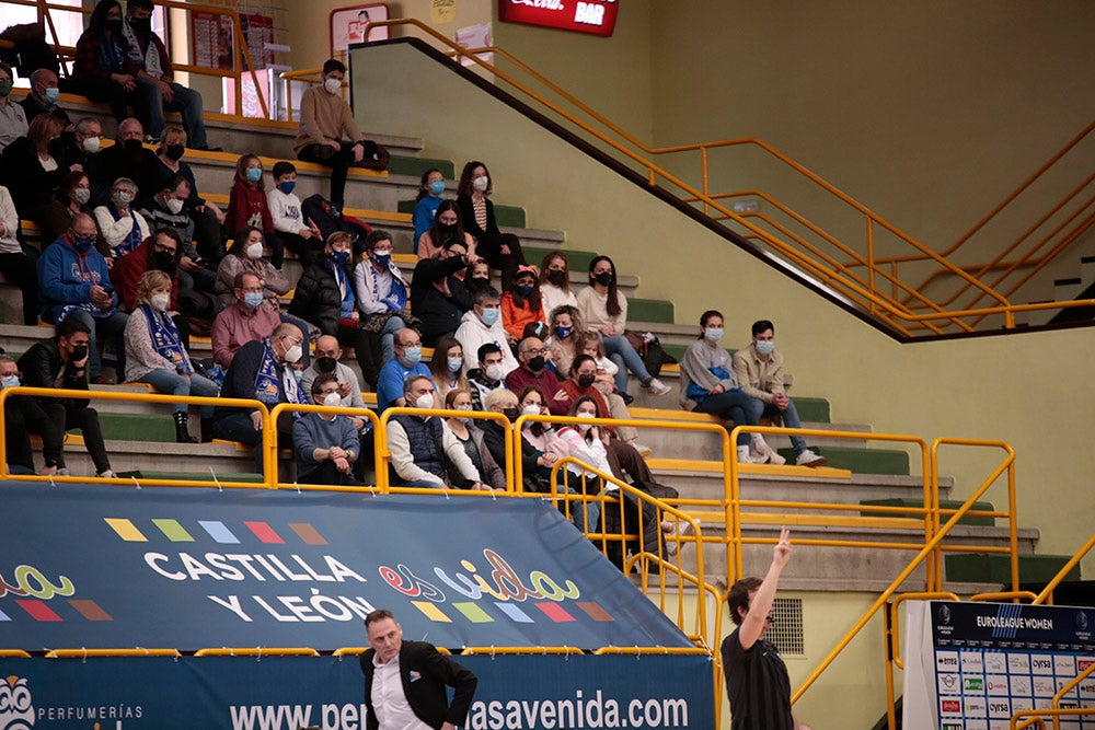 El ambiente carnavalero se hace notar en Würzburg para seguir manteniendo, y reforzando, el disfraz de líder del conjunto azulón