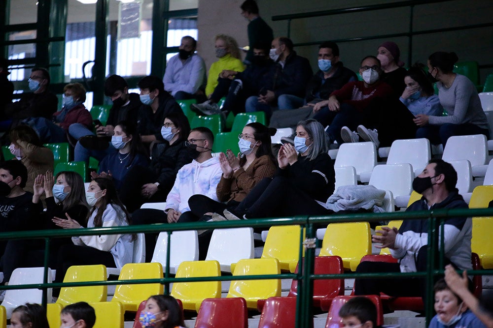 El Aquimisa Carbajosa revive en el aplazado ante Melilla con Avelino y Barrueco en el banco (97-68)