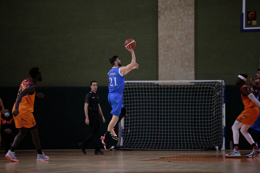 El Aquimisa Carbajosa revive en el aplazado ante Melilla con Avelino y Barrueco en el banco (97-68)