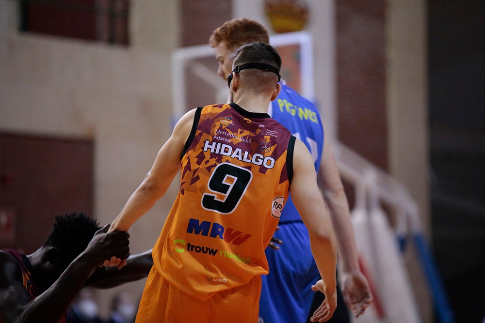 El Aquimisa Carbajosa revive en el aplazado ante Melilla con Avelino y Barrueco en el banco (97-68)
