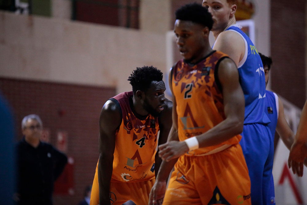 El Aquimisa Carbajosa revive en el aplazado ante Melilla con Avelino y Barrueco en el banco (97-68)