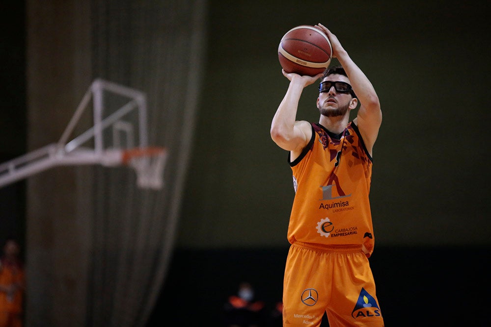 El Aquimisa Carbajosa revive en el aplazado ante Melilla con Avelino y Barrueco en el banco (97-68)