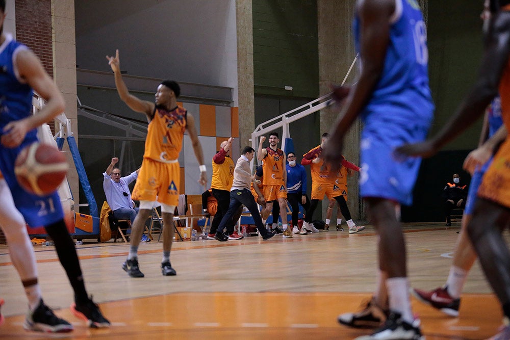 El Aquimisa Carbajosa revive en el aplazado ante Melilla con Avelino y Barrueco en el banco (97-68)