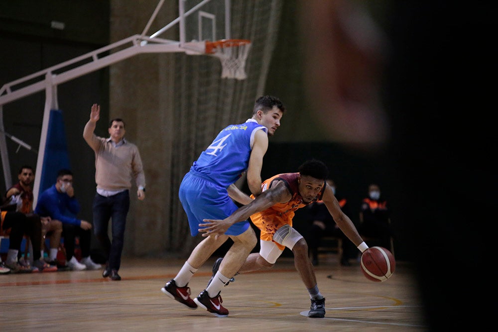 El Aquimisa Carbajosa revive en el aplazado ante Melilla con Avelino y Barrueco en el banco (97-68)