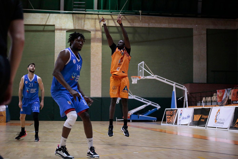El Aquimisa Carbajosa revive en el aplazado ante Melilla con Avelino y Barrueco en el banco (97-68)